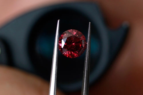 Viên kim cương đỏ có giá kỷ lục hơn 2 triệu USD